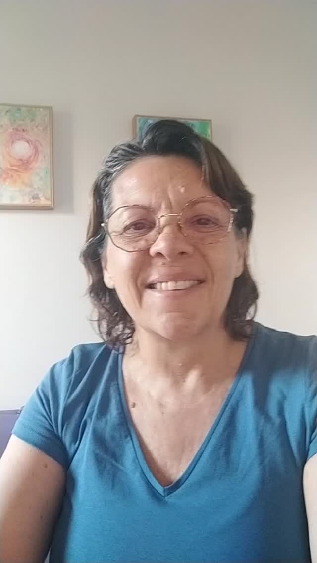 Semaine du lâcher prise et du repositionnement : on essaye de voir quels sont les espaces où on peut se mettre au service tout en n'oubliant pas qu'être au service ne veut pas dire s'asservir mais tendre la main quand on peut/veut/qu'on en a le temps et l'énergie. On lâche prise avec le joueur qui nous permet de mettre un peu de légèreté sur ce que nous sommes amenés à traverser : comment pouvons nous garder notre âme joueuse malgré les difficultés de la vie? C'est une grande question qui se pose cette semaine...
Je vous souhaite une semaine en légèreté avec la possibilité d'ouvrir votre cœur aux autres et d'aller à leur rencontre l'esprit léger.
#connaissancedesoi #archetypes #oracle #ombreetlumiere #intuition