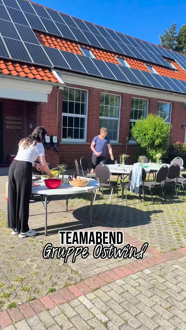Am Mittwoch war das ganze Team für unsere neue Gruppe Ostwind für einen gemütlichen Teamabend bei uns ☺️
War eine super schöne Runde, die Motivation für den Start im Juli hat gekickt 🥳
Daaaaaanke an @frtwngl.christina, unsere Teamleitung von Gruppe Ostwind, die alles so liebevoll (und lecker!) vorbereitet hat! 😍🫶🏼
#kinderundjugendhilfe #rueckenwindburlage #traumapädagogik #sichererort #team
