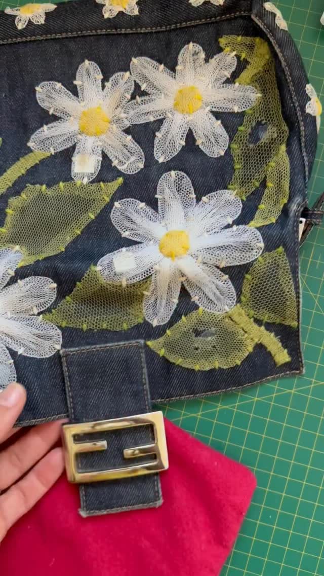 This gorgeous vintage @fendi Baguette was missing her jewels 💎
Watch our Maker Camila F replace them carefully and get her ready for summer ☀️
#FendiBaguette #LuxuryRepair #BagRestoration #TheSeamFixedIt #RepairNotReplace