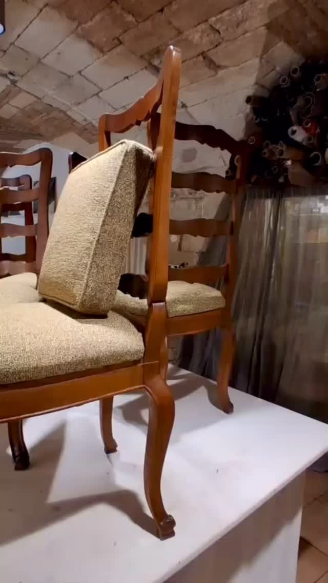 Recouverture Total Look
pour cet Ensemble de salon
et salle à manger
Tissu @jabanstoetz le Shane
Finition Crête Annecy @passementeries_idf
#tapissiernîmes
#savoirfairefrancais
#tapissierdecorateur
#tapissiergard
#interiordecoration