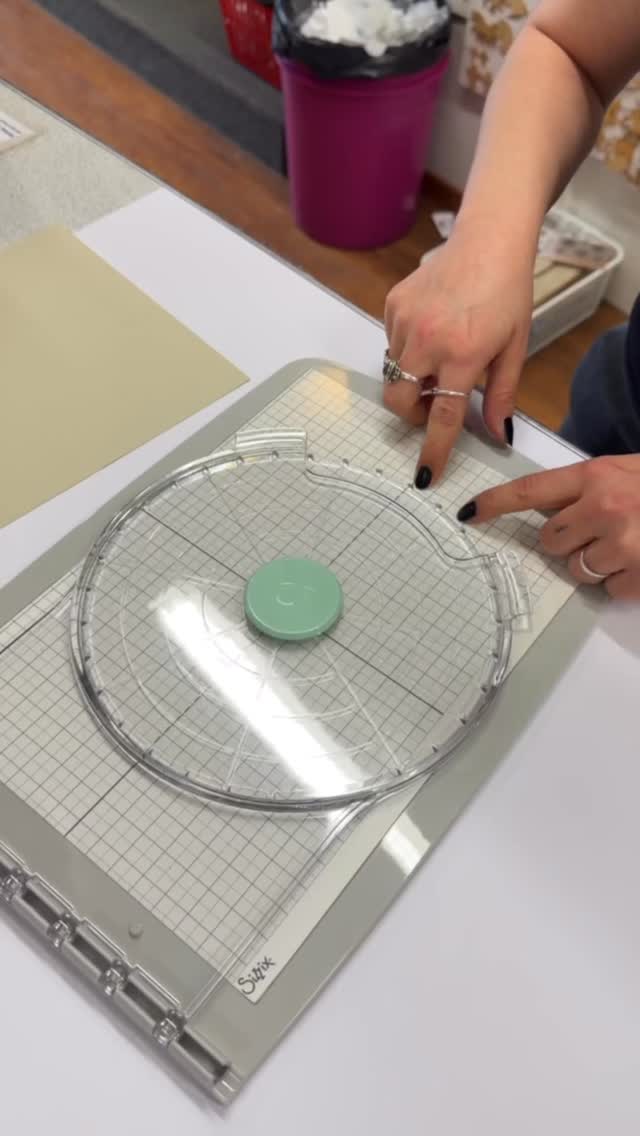 Schablone platzieren, Farbe auftragen, drücken – und schon wächst das Motiv auf dem Papier. 🌿
Mit dem Sizzix Stencil & Stamp Tool entstehen Schritt für Schritt feine Drucke.