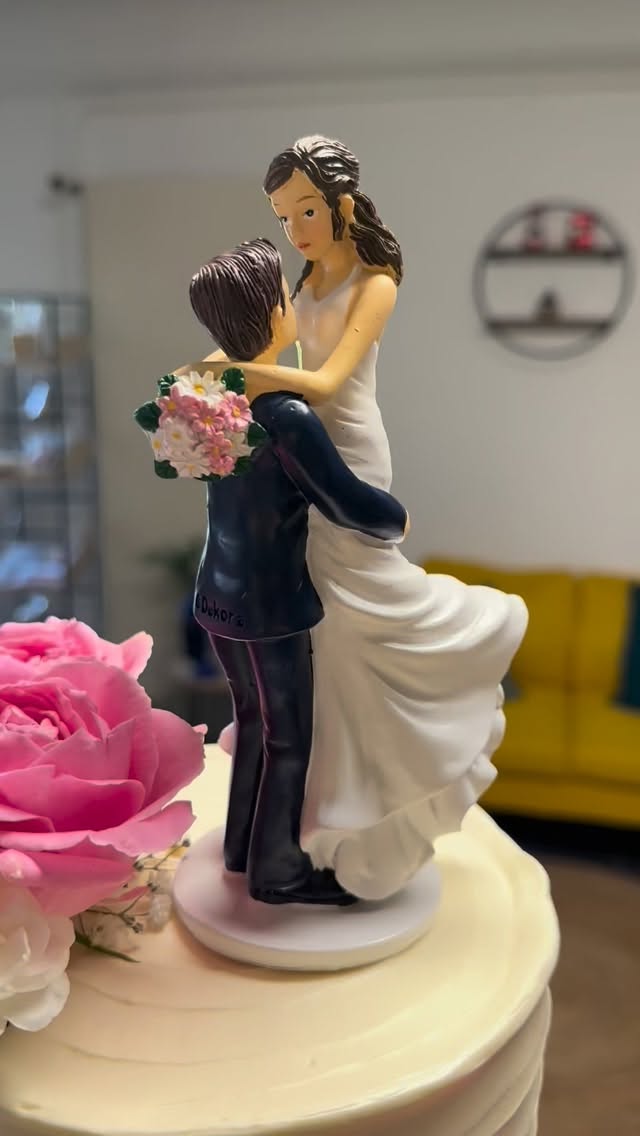 Un wedding cake élégant et raffiné, merci aux mariés pour leur confiance pour ce jour si spécial ❤️
#sucreetcel #ecublens #weddingcake #cake #gateaupersonnalise