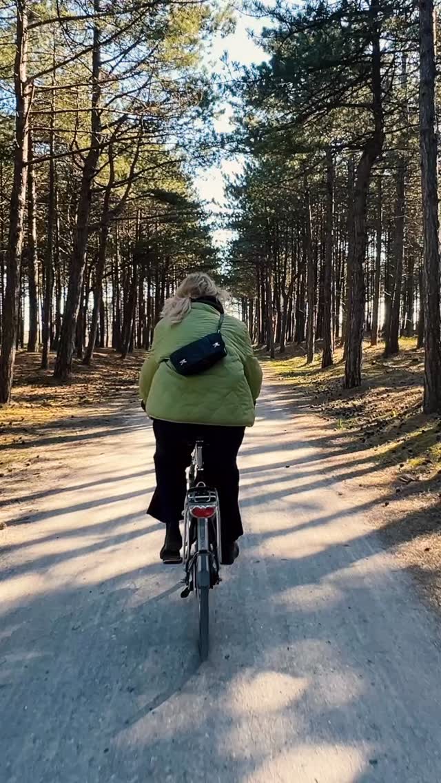 Nog maar een paar weken tot de grote onthulling van My Little Tragedy tijdens @oerolterschelling.
@nullshima_studio is druk met de laatste puntjes op de i van deze immersieve installatie, het winnende werk van de Symbio Kunstprijs. Wij zijn al helemaal 💖
📍Danscafe @de_stoep_ in Midsland
🎥 Studio Nullshima
#symbiokunstprijs #oerolterschelling #opencall #positieveverandering #stichtingsymbio