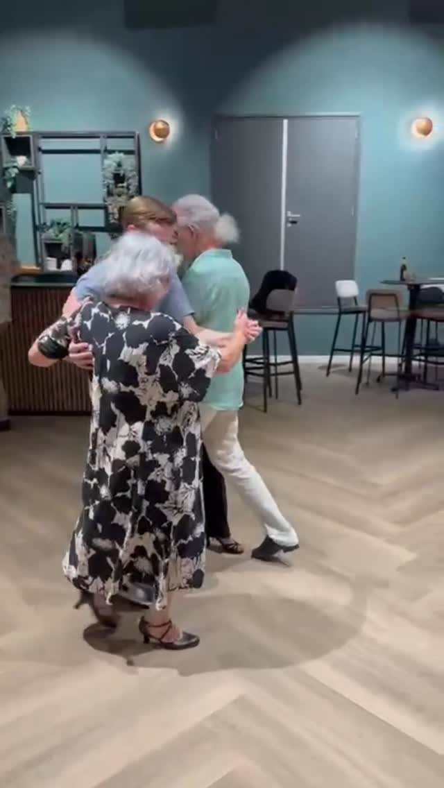 Het wordt weer een avond vol zwieren en draaien! 💃🕺
Morgen staat onze zomerdansles voor de laatste keer in het teken van de Engelse Wals. Deze sierlijke dans leren we je stap voor stap, zodat jij daarna zelf aan de slag kunt. Klinkt dat als iets voor jou? Kom morgenavond dan vooral langs bij ons in de dansstudio! 🤍
Tickets zijn te verkrijgen via de website of via de link hieronder. 👇
https://www.dansstudiorolo.nl/event-details/zomerdanslessen-engelse-wals-2026-05-29-20-00
#dansstudiorolo #dansstudiobrabant #herpen #dansen #engelsewals