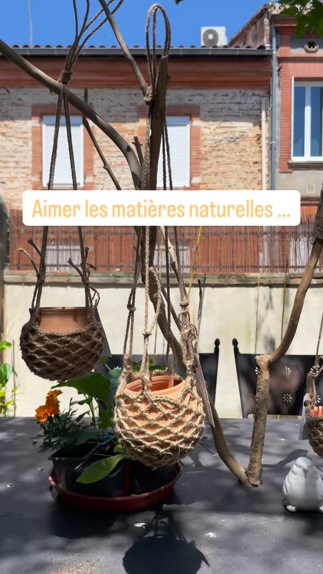 Trois petits pots en argile sauvage ont rencontré trois suspensions crochetées en jute. Le pouvoir des matières, les textures naturelles, ce mariage réussi entre la terre et le fil, entre deux univers de créatrices, a donné naissance à ces mignonnes suspensions. Elles pourront accueillir une petite plante, peut-être une succulente. En intérieur, suspendues contre un mur, en extérieur pour égayer une terrasse, seule ou en accumulation, on peut imaginer plusieurs configurations.
Et toi, dans quelle configuration tu les imaginerais ?
Si tu as lu jusqu’ici, merci à toi. Je m’appelle Laetitia, fondatrice du Petit Atelier n°4.
Je crochète à la main des sacs à main, accessoires et objets déco faits de matières naturelles – jute, lin, chanvre, laine… parfois même un peu de coton recyclé.
Chaque pièce est unique, parfois doublée de tissus chinés et réinventés, parce que je crois à la beauté des choses qui ont déjà eu une vie. ♻️
Mon fil conducteur, c’est l’amour du geste juste et du beau durable.
Si toi aussi tu préfères le vrai fait-main à la production rapide, si tu aimes les objets qui ont une âme, alors bienvenue ici 🌿