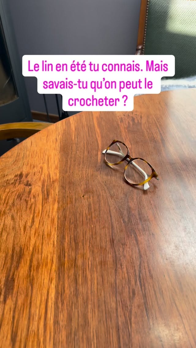 Le lin en été, on aime toutes et tous en porter pour son côté frais et naturel. Mais savais-tu que l’on trouve du fil de lin et qu’on peut le crocheter ?
Cette saison j’ai eu l’idée de crocheter des bandanas en lin dans une maille très ajourée pour le côté chic et frais qu’on aime tant. Pour l’instant il y a trois couleurs, marine, rose soutenu ou lilas mais d’autres coloris devraient arriver très vite.
Une autre matière est actuellement en test, la soie. Je peux déjà te dire tout le plaisir que j’ai à la crocheter.
Mais dis-moi, le lin, tu savais que c’est une fibre végétale aux multiples vertus dont la production est principalement française ?
Si tu as lu jusqu’ici, merci. Je m’appelle Laetitia, fondatrice du Petit Atelier n°4.
Je crochète à la main des sacs à main, accessoires et objets déco faits de matières naturelles – jute, lin, chanvre, laine… parfois même un peu de coton recyclé.
Chaque pièce est unique, parfois doublée de tissus chinés et réinventés, parce que je crois à la beauté des choses qui ont déjà eu une vie. ♻️
Mon fil conducteur, c’est l’amour du geste juste et du beau durable.
Si toi aussi tu préfères le vrai fait-main à la production rapide, si tu aimes les objets qui ont une âme, alors bienvenue ici 🌿.
