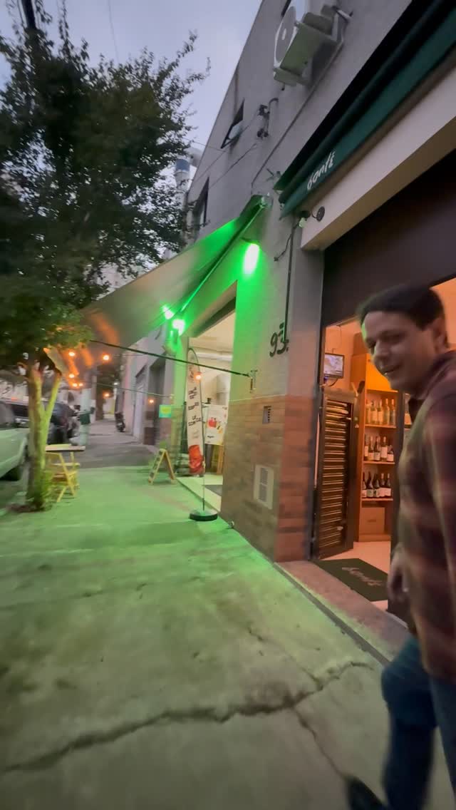 🍔📸 No Dia do Hambúrguer, resolvi presentear um pequeno empreendedor aqui da Mooca com algo que faz muita diferença hoje: boas fotos.
Porque muitas vezes o produto já é incrível… mas a imagem ainda não mostra todo o potencial que ele tem.
Na fotografia gastronômica, cada detalhe importa. O ângulo do hambúrguer, os ingredientes aparecendo, a altura do lanche, a textura… tudo isso ajuda a abrir o apetite antes mesmo da primeira mordida.
E esse hambúrguer artesanal de linguiça da @gremon_s simplesmente merecia fotos à altura 😅🔥
Torço de verdade para que essas imagens ajudem a destacar ainda mais um trabalho feito com tanto cuidado e sabor.
👉 E aí, você conhece algum pequeno empreendedor que mereça fotos melhores pro cardápio? Marca aqui 🍔📸
#mariocoelhofoto #fotografiagastronomica #hamburguer #foodphotography #diadohamburguer #fotografogastronomico #hamburguerartesanal