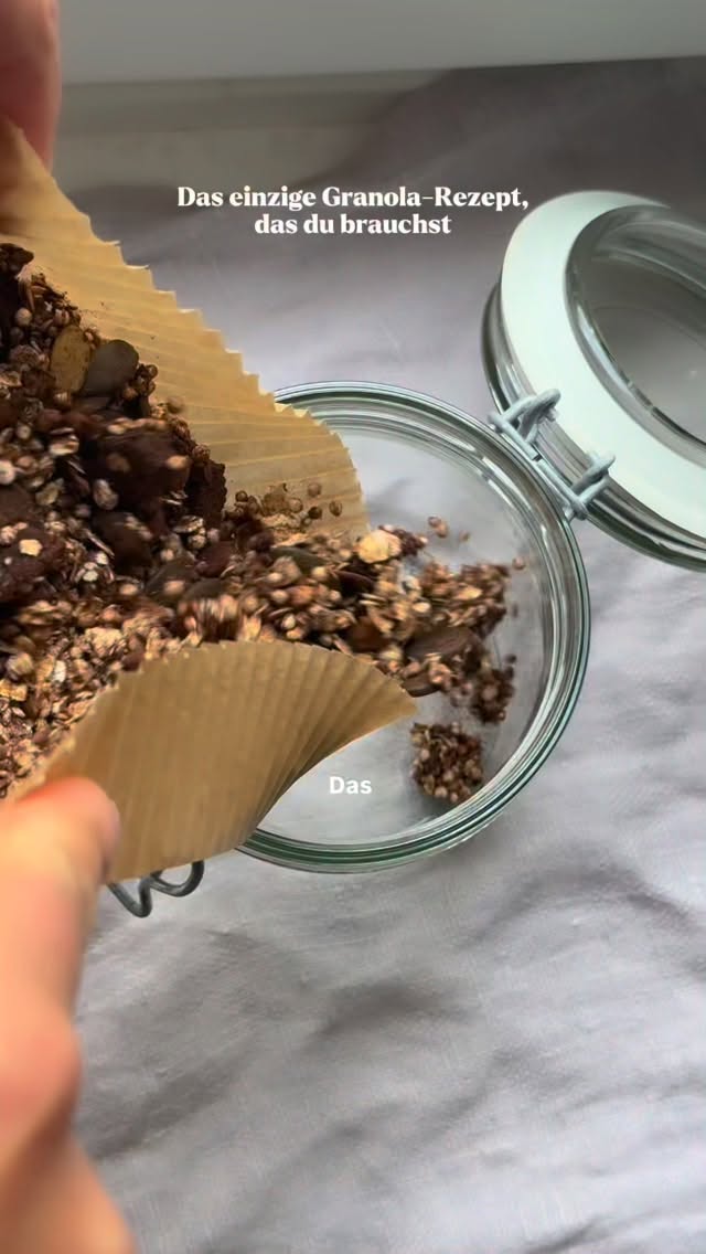 GRANOLA-REZEPT đ°đ« Das einzige Rezept, das ich seit Jahren mache! Lasst es euch schmecken âșïž
Ich freestyle jedes mal, aber vom VerhÀltnis ist es wie im Rezept und in Klammern hab ich die Zutaten geschrieben, die ich diesmal bzw. auch meistens verwende und immer zuhause habe.
Zutaten:
25g KĂŒrbiskerne
75g Nussmix, grob gehackt (Cashews)
30g Samenmix (Leinsamen, Sesam, âŠ)
100g Haferflocken
15g gepuffter Quinoa
1 EL Kakao
1 TL Zimt
1 EL Honig
4 Datteln, entsteint und klein geschnitten
1/2 TL Kurkuma
1 Prise Pfeffer
1 Prise Salz
Zubereitung:
Alle Zutaten gut vermengen.
Im Airfryer fĂŒr 15 Min. bei 170°C backen.
Alternativ im Ofen auf einem ganzen Blech einfach die doppelte Menge und dann bei 150°C 25 Min. ENJOY!!
#granola #gesundesfrĂŒhstĂŒck #sporternĂ€hrung #rezept