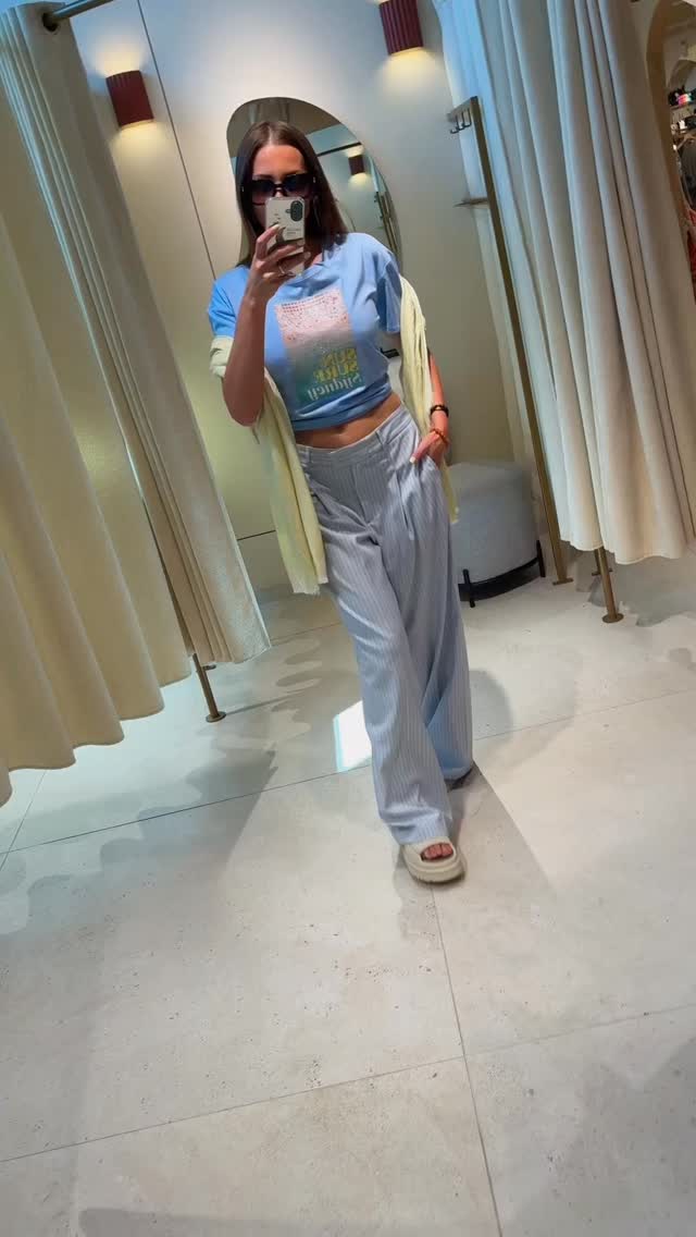 BORD DE MER avec LIU JO 🤍🌊
Quatre looks.
Quatre ambiances.
Et une seule vraie question : vous êtes quelle team cet été ? 👀
▫️ Riviera chic en robe satinée
▫️ Denim effortless pour les longues soirées d’été
▫️ Imprimé méditerranéen qui sent déjà les vacances
▫️ Casual pastel pour flâner au soleil ☀️
En tout cas une chose est sûre…
la collection LIU JO a clairement embarqué pour la côte cette saison. 🐚
Alors, dites-nous :
quel look est votre favori ?
À retrouver dès maintenant dans nos boutiques LOULOU. 🤍
#LOULOU #Liujo #SummerLooks #RivieraStyle #FashionInspo