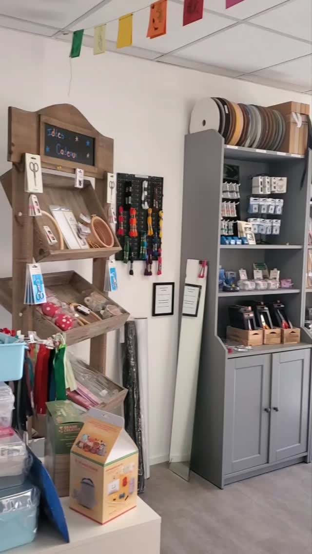 Découvrez notre coin Mercerie ✨️🪡
Nous vous proposons du matériel de base à prix tout doux dans notre commerce de proximité à Mauléon (79) 🥰
Vous y retrouverez :
- Nos recommandations pour débuter
- nos coups de cœur originaux
- des accessoires pour se faciliter la couture
- des patrons pour tous et toutes
- des coupons de tissus sélectionnés avec soin
- du matériel de broderie
- des kits créatifs
- des idées cadeaux 🎁
Retrouvez aussi notre sélection de produits sur notre site internet www.atelierdeslumilles.fr avec retrait possible en boutique !