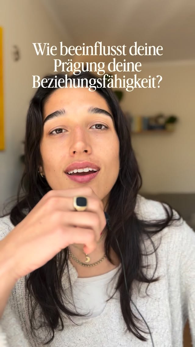 Was brauche ich, um mich in Beziehungen erfüllt und lebendig zu fühlen? Kann ich meine Grenzen halten? In welchen Situationen verliere ich mich?
Und wo sind meine Blind Spots aufgrund, die dazu führen, dass ich immer wieder ähnliche Erfahrungen mache? Welchen Teil trage ich dazu bei?
Ohne Schuld, aber mit mehr Bewusstsein für mich und wie ich Kontakt gestalte?
Das findest du in diesem Selbsttest heraus! Link ist in der Bio ⚡️⚡️