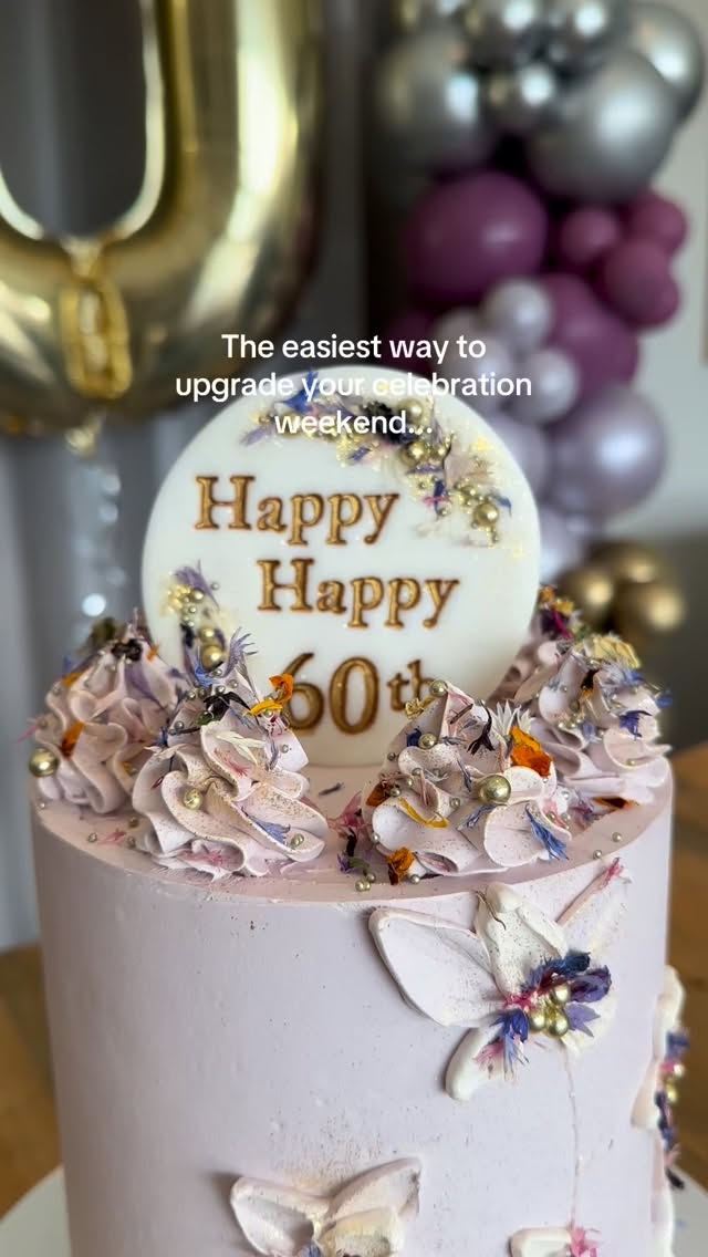 The easiest way to upgrade your celebration weekend? 🎂
Imagine walking into your barn, seeing the decorations all set up and finding your cake waiting for you too.
A beautiful setup ready for the celebrations to begin 🤍
This one looked extra special paired with the gorgeous balloon display by @decorachel.lincolnballoons 🎈
📍 @ashlin_farm_barns