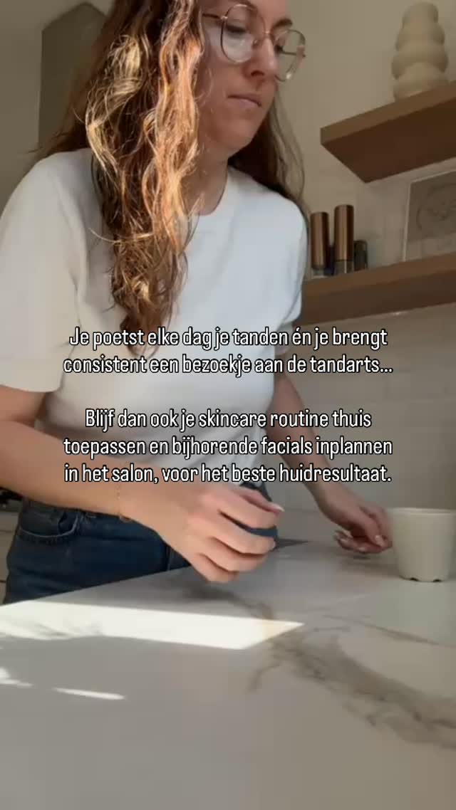 Je huid is je grootste orgaan, 𝘣𝘦𝘩𝘢𝘯𝘥𝘦𝘭 𝘩𝘢𝘢𝘳 𝘥𝘢𝘯 𝘰𝘰𝘬 𝘮𝘦𝘵 𝘥𝘦 𝘻𝘰𝘳𝘨 𝘥𝘪𝘦 𝘻𝘦 𝘷𝘦𝘳𝘥𝘪𝘦𝘯𝘵 ✨
Net zoals je dagelijks je tanden poetst en regelmatig op controle gaat bij de tandarts, heeft ook je huid nood aan een combinatie van verzorging thuis én professionele behandelingen.
Bij Pur’Elle geloof ik sterk in een consistente skincare routine met kwalitatieve producten voor thuis, aangevuld met huidverbeterende behandelingen in het salon. Zo kunnen we niet alleen onderhouden, maar ook dieper en gerichter werken op jouw huid en eventuele huidproblemen.
Is het alweer een tijdje geleden sinds jouw laatste facial? Zie dit dan als jouw reminder om jezelf en je huid opnieuw die verzorging te gunnen 🤍