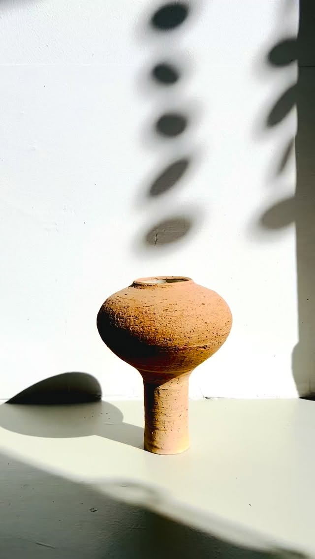C L • A Y | Hamburg-Ottensen
ZEN·trier Dich – Töpferworkshops
Willkommen im Keramikstudio für innere Zentrierung. Deine Hände im feuchten Ton, die Drehscheibe in sanfter Bewegung. Töpfern. Atmen. Ankommen.
Im CL•AY verbinden sich Keramik mit Achtsamkeit. Der Ton findet seine Mitte – und du gleich mit.
Keramikstudio · Breathwork · ZEN•trierung Hamburg-Ottensen
Ein Raum für Ruhe, Balance & kreative Entfaltung.
Workshops · Drehscheiben-Vermietung · Shop cl-ay.de
•
C L • A Y | Hamburg-Ottensen
ZEN·ter Yourself – Pottery Workshops
Welcome to the ceramic studio for inner centering. Your hands in soft clay, the wheel gently turning. Create. Breathe. Arrive.
At CL•AY, pottery meets mindfulness. The clay finds its center — and so do you.
Ceramic Studio · Breathwork · ZEN•tering Hamburg-Ottensen
A space for calm, balance & creative expression.
Workshops · Wheel Rental · Shop cl-ay.de
#töpfern
#achtsamkeit
#drehscheibenkurs
#breathwork
#innereMitte