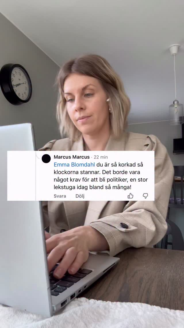 Varje gång en kvinna tystnar på grund av hat, hot eller trakasserier på nätet förlorar demokratin en röst.
Digitalt våld och näthat är inte ett individuellt problem. Det är ett samhällsproblem. Och ansvaret kan inte bara ligga på den som utsätts.
Vi behöver ställa högre krav på plattformarna, stärka skyddet för den som drabbas och se till att fler vågar ta plats i samhällsdebatten.
Ingen ska behöva välja mellan att göra sin röst hörd och att känna sig trygg.