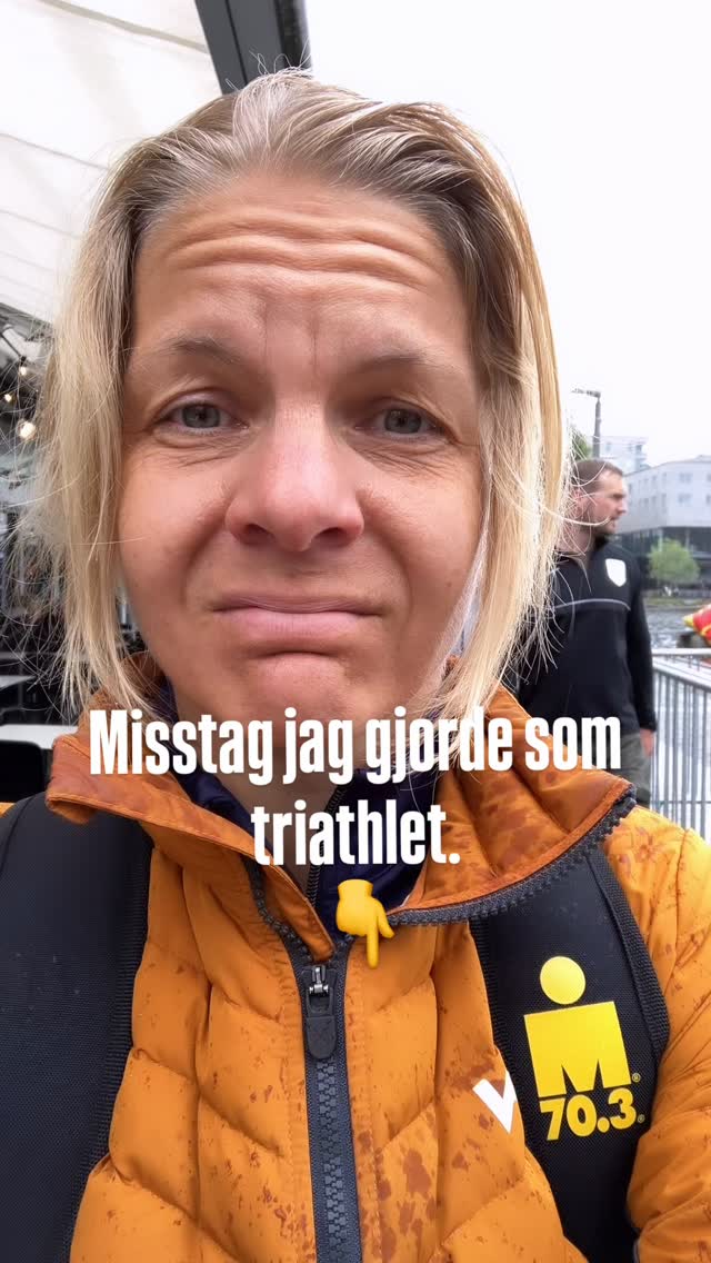 Äter du samma sak varje dag oavsett hur träningen ser ut?
Det gjorde jag själv i flera år. Det spelade ingen roll om jag hade intervaller, vilodag eller långpass. Jag åt enligt samma upplägg. Samma portionsstorlekar till frukost, lunch och middag. Det kändes strukturerat och kontrollerat.
Dagar med långpass, eller dubbelpass, kände jag mig ofta helt dränerad. Efteråt låg jag ofta utsjasad i soffan, helt tom på energi och dagen efter slog kroppen bakut. Magen kändes som ett bottenlöst hål och jag var konstant hungrig.
Till sist klickade det äntligen. Det var inte mig det var fel på, det var upplägget.
Om träningen varierar behöver energin göra det också. Kroppen har inte samma energibehov varje dag, så varför skulle maten då vara densamma?
När du äter för lite på de tuffa dagarna straffar det sig nästan alltid senare. Kroppen försöker kompensera. Du blir mer hungrig, mer sugen och det slutar lätt med att du överäter på de lugnare dagarna istället.
För att få ut mer av din träning behöver du tänka på:
→ Hur tufft passet är
Ett hårt intervallpass kräver betydligt mer kolhydrater än ett lugnt distanspass.
→ Hur långt passet är
Ju längre du tränar, desto viktigare blir det att fylla på energi både före, under och efter passet.
När du börjar matcha din energi med träningen kommer du få:
jämnare energi
snabbare återhämtning
bättre prestation de tuffaste träningspassen
För att göra det enklare i praktiken använder jag en modell som jag kallar PPR:
Prepare • Perform • Recover
Det är en modell som hjälper dig att sluta gissa och istället förstå hur du ska äta i relation till din träning så du kan få jämnare energi, bättre återhämtning och en kropp som svarar på träningen.
👉 Den 23 juni håller jag en kostnadsfri live PPR Masterclass
Där visar jag hur du kan anpassa energiintaget efter träningens längd, intensitet och syfte.
Om du vill vara med hittar du anmälningslänken i bio!