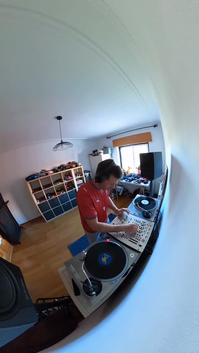 House music sessions at home 🎧🪩 today I bring you two bangers, the first one is from 2000 and it’s from @bobsinclar with “Feel for you” mega tune 🔥🔥🔥 and from 2002 another big hit… “just won’t do” Tim deluxe… it really makes me travel in time.. 💥🚀 #vinyl #vinyloftheday #ʜᴏᴜsᴇᴍᴜsɪᴄ #vestaxmixer #forcaportugal