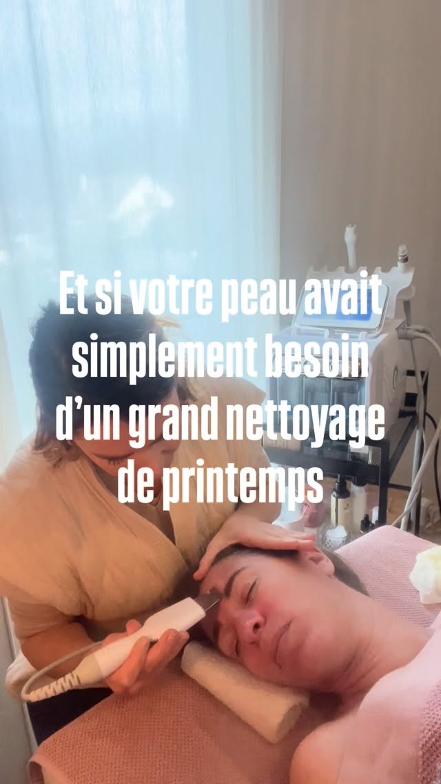 Si je devais choisir un soin “coup d’éclat” à proposer toute l’année, ce serait probablement l’Hydrafacial/Hydraskin.
J’aime son efficacité, mais surtout le fait qu’il associe deux choses essentielles : un nettoyage profond et une hydratation intense.
Beaucoup de peaux manquent d’éclat non pas parce qu’elles vieillissent, mais parce qu’elles sont encombrées, déshydratées ou simplement fatiguées.
Grâce à sa technologie d’aspiration en spirale, l’Hydrafacial aide à éliminer les impuretés, à désobstruer les pores et à redonner de la luminosité au teint.
C’est un soin particulièrement intéressant si vous souhaitez :
améliorer l’éclat de votre peau
prévenir les imperfections
lisser les premières rides d’expression
retrouver une peau plus lumineuse et plus confortable
⚠️ Ce soin n’est toutefois pas recommandé en cas d’eczéma, d’acné sévère, de peau très sensibilisée ou de certaines maladies de peau.
📍 Disponible à l’institut sur rendez-vous.
✨ Une peau saine est souvent une peau qui respire mieux.
#hydrafacial #facialiste #facialistebordeaux #massage