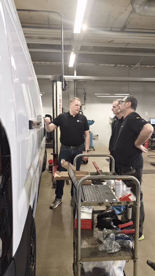 Idag genomförde Hedbergs Bil sin första Blackstone-installation đȘđ»
Ett stort tack till teamet för ett professionellt och vÀl utfört arbete. Det Àr vÀldigt roligt att fÄ vÀlkomna @hedbergs_bil som ÄterförsÀljare och samarbetspartner.
Vi ser fram emot ett starkt och lĂ„ngsiktigt samarbete framöver đ«”đ»
