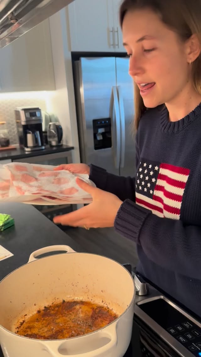 A simple cooking technique every one should know! When browning/ searing anything, you need to dry it well and DO NOT over crowd the pan! If you over crowd it, it will not brown! 🔪
What’s one cooking technique you think everyone should know? 🍳
#cooking #tips #beef #chef #fun