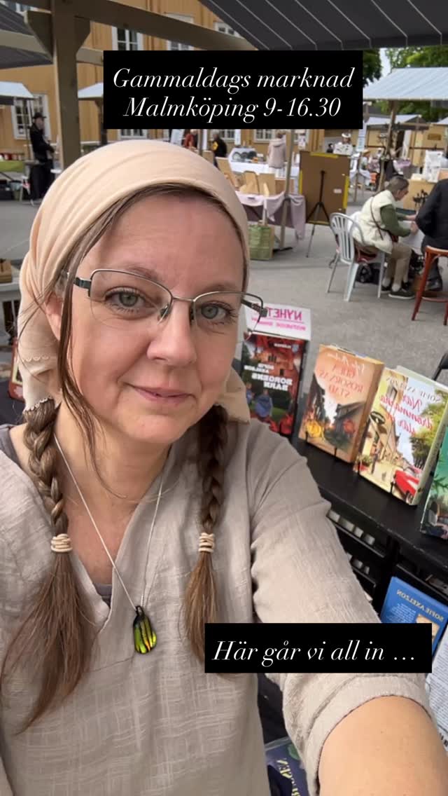 Dagens utflyktstips! Ta en tur till pittoreska Malmköping och besök marknaden idag!
Öppet 9-16.30. Vi står på torget! Kom gärna förbi och säg hej! Kanske hittar du även en mors dags-present!
#Malmköping #stöttaenförfattare #köpenbok #skrivliv #gammaldagsmarknad