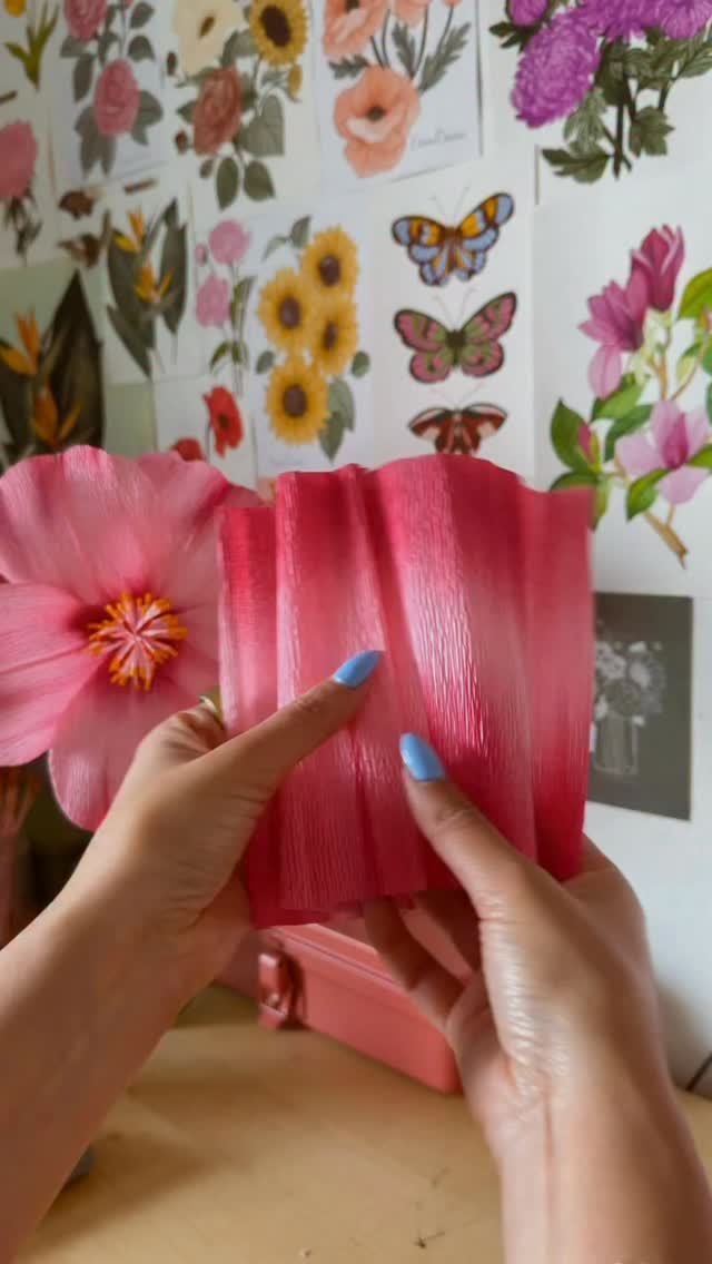 Small crepe paper hibiscus 🌺
Besides the giant hibiscus, we also made these smaller versions for the team✨
#crepepaperflower #crepepaperhibiscus #floritastudio #paperflowers