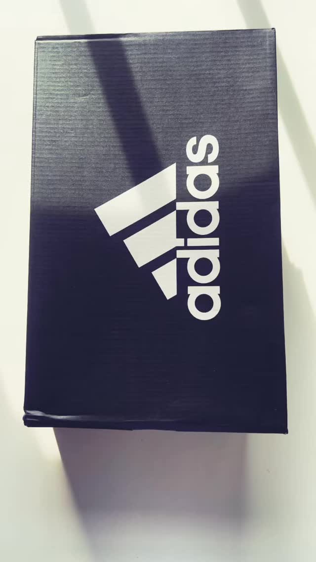 One of the cleanest speed boots adidas ever made?
The adidas X 18.1 “Spectral Mode” ⚪⚫
No crazy graphics.
No distractions.
Just pure speed.
Lightweight Speedmesh upper, razor sharp touch and that effortless off-white / black colourway that still looks futuristic today.
A proper underrated era of football boots.
Would you still wear these now? 👀
#adidasX18 #SpectralMode #FootballBoots #adidasFootball #SpeedBoots Bootcollector Deadstock Bootsfinder RareBoots FootballBootCulture