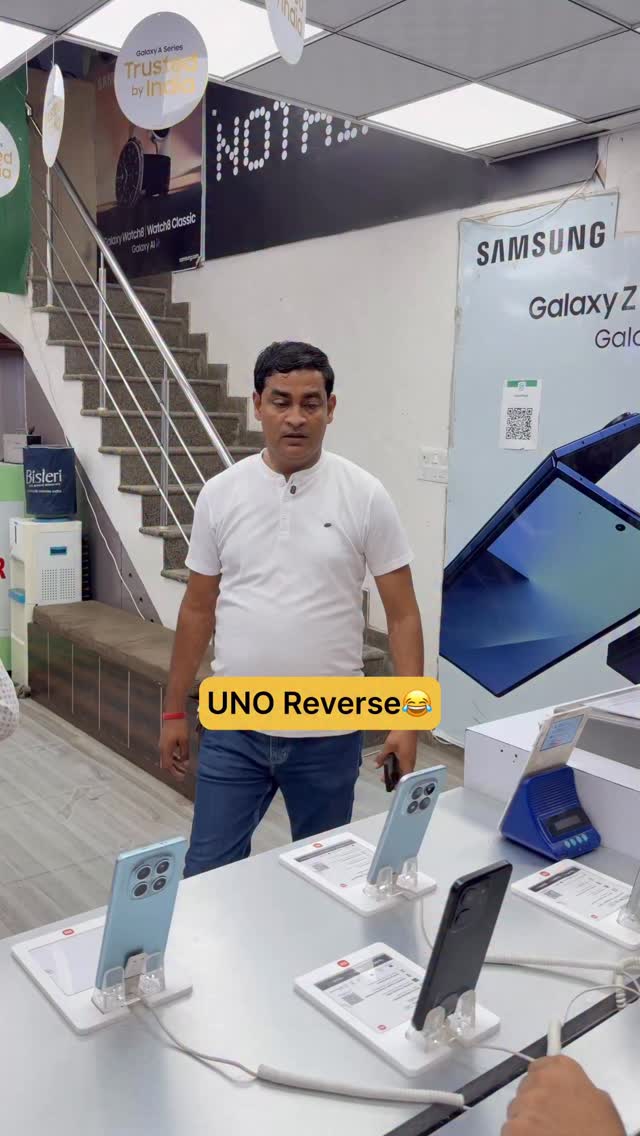 Mobile Shop In Parallel Universe 🥲😭
.
.
.
.
.
#dealsmilegi #mobilephoneshop #relatable #funny #comedy
