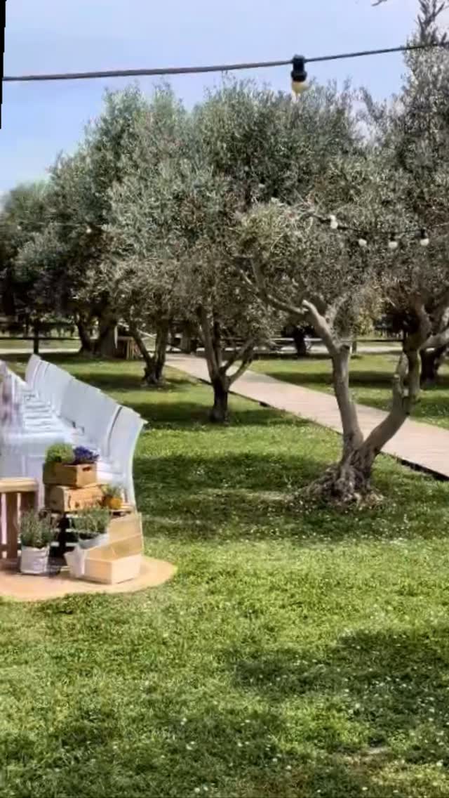 Un repas de mariage sous les oliviers, entre musique live, cocktails et saveurs espagnoles 🇪🇸
Au magnifique domaine @enclosdelacroix , les invités et les mariés ont profité d’un cocktail convivial autour de verrines, tortillas, empanadas, planches de charcuteries ibériques, wraps et feuilletés avant le service de notre paella préparée sur place 🥘
Le tout accompagné des créations cocktails de @coquetel.event 🍸
Merci aux mariés pour leur confiance ❤️