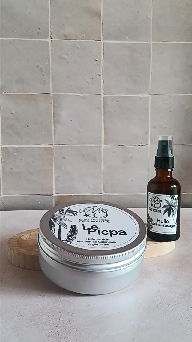 De la simplicité et de l'efficacité pour les papas!
Je te dévoile les coffrets imaginés pour cette année.
Fabriqués artisanalement et en séries limitées, ils sont modulables selon les envies et les besoins.
Et il existe 2 formats de savon (100g ou en boîte de 200g).
✨️ un savon artisanal "Le Picpa" à la mousse généreuse offrant une glisse confortable pour une peau moins agressée.
✨️ une huile après rasage qui nourrit et apaise la peau sans effet gras.
✨️ un blaireau qui va permettre une application homogène pour une expérience plus agréable et authentique.
Tu peux les associer à 2 ou à 3 : c'est le cadeau parfait pour prendre soin de ton Papa!
Tout est disponible sur la boutique en ligne 😉
#savonnerieartisanale #faitmain #artisanefrancaise