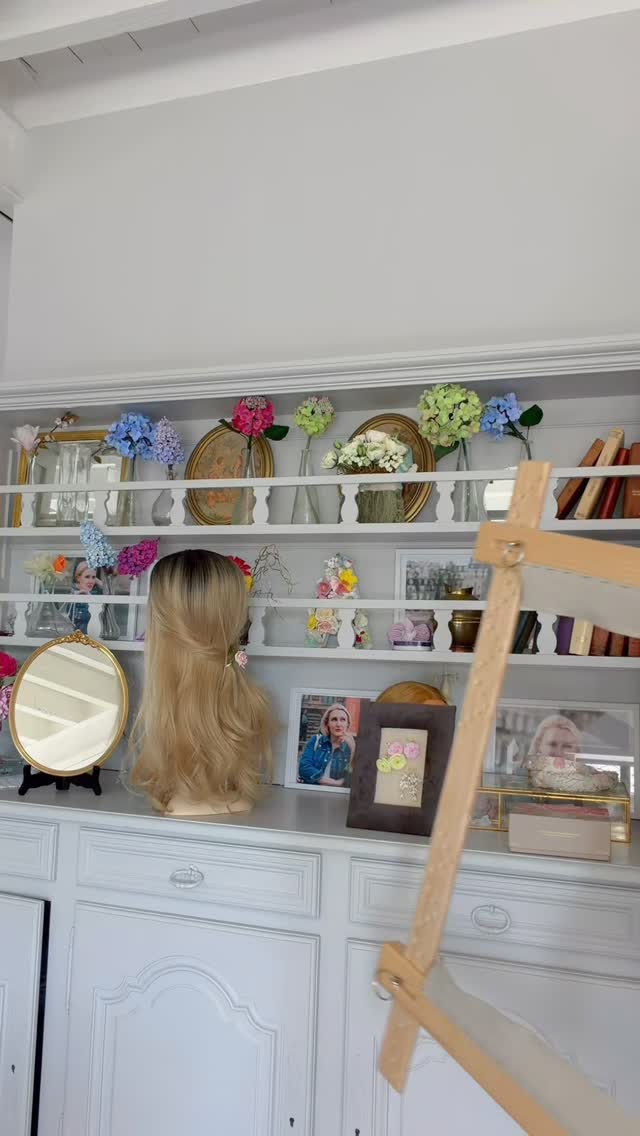Not every flower in my atelier is made the same way.
Some are sculpted.
Some are embroidered.
This frame opened the door to a whole new collection of handmade headbands.
Handmade in France #bridalaccessories #bohowedding #weddingbridal #bridetobe #summerwedding