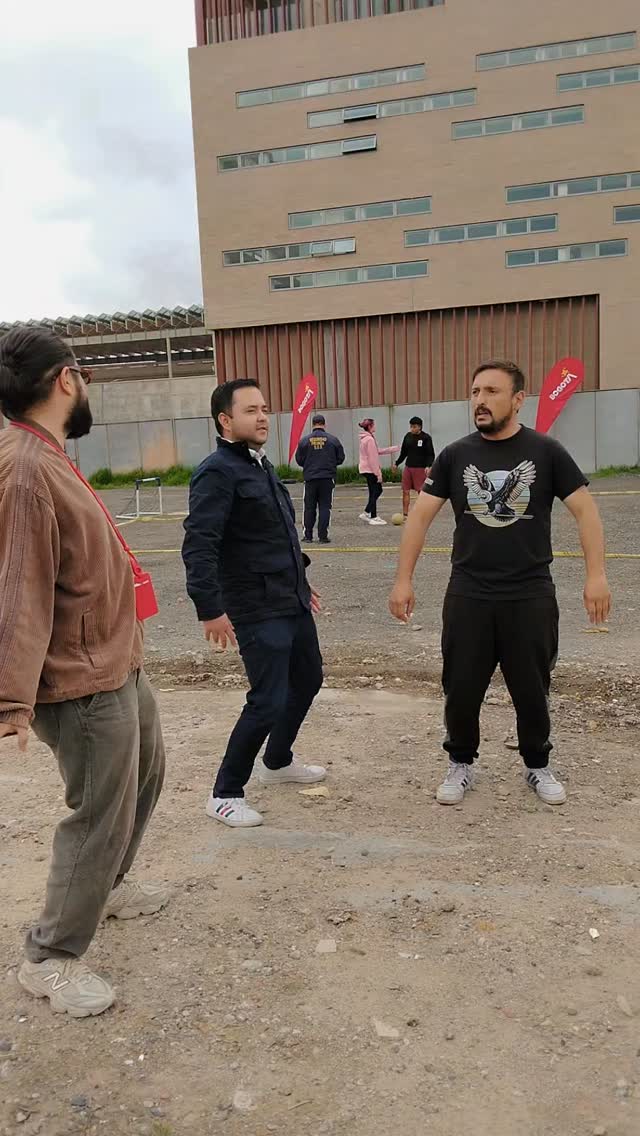 No olvides seguir nuestra cuenta @escuelaslackbogota
Esto pasa cuando el deporte y la cultura se unen para reconstruir el tejido social.
Mira el video hasta el final. Este evento es una alianza entre la @fundaciongilbertoalzate el área de Sports y deportes alternativos del @idrdbogota y el centro de slackline Colombia.
Estuvimos en el @bronxdc_bog acompañando a los jóvenes de la comunidad en un torneo de fútbol 3x3
La experiencia estuvo maravillosa te queremos invitar a que también agendes con nosotros para llevar el slackline y el equilibrio a todo el mundo.
#slackline #slackboard #futbol #desarrollopersonal #bronxdistritocreativo