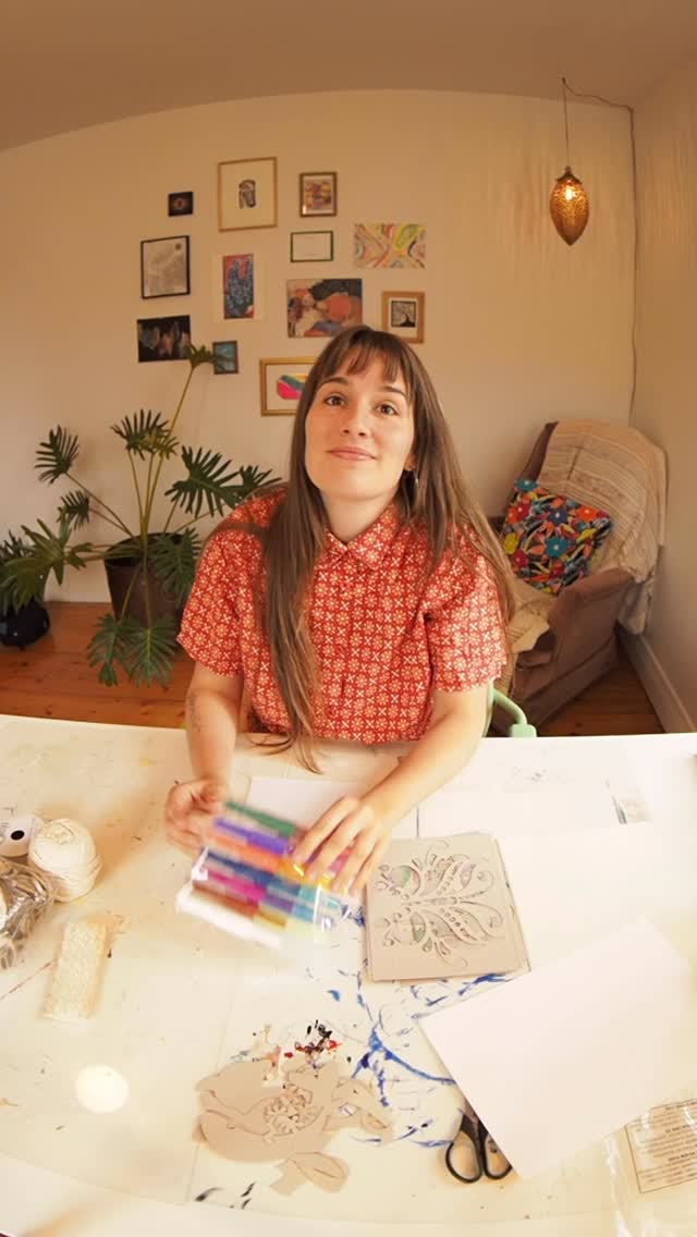 Avez-vous connu les Blow Pens (feutres à souffler)?
Moi, ils ont marqué mon enfance. Quand je les ai revus l’autre jour, je n’ai pas pu résister à l’envie de retenter l’expérience.
Encore une fois, sans direction précise. Juste pour le plaisir de souffler, superposer les couleurs et voir apparaître quelque chose sous mes yeux. ✨👁️
Pour le petit historique : les Blow Pens s’inspirent de la technique de l’aérographe, un procédé artistique qui projette de la peinture ou de l’encre grâce à l’air. Les versions pour enfants sont apparues surtout dans les années 1980-1990 comme jouets créatifs, permettant de créer des dégradés et des effets de brume simplement en soufflant dans un feutre spécial. Ils sont devenus très populaires pour les bricolages, pochoirs et dessins spontanés.
#blowpens #blowpensandstencils #art #artexploration