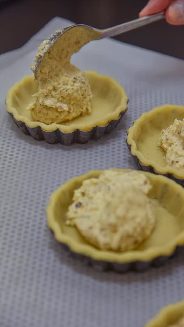 👩🍳 Behind the Scenes: Ein Blick in unsere Backstube! ✨🥧
Heute nehmen wir euch mit dorthin, wo die Magie entsteht, und zeigen euch ein paar exklusive Schnappschüsse aus unserer Backstube. 🧑🍳✨
Gerade jetzt im Frühsommer herrscht Hochbetrieb an den Arbeitsplatten. Unsere Konditorinnen und Konditoren arbeiten mit vollem Fokus und absoluter Hingabe an den neuen saisonalen Kreationen. Erdbeeren, Rhabarber und frische Zitrusfrüchte werden komplett von Hand verarbeitet – ganz ohne fertige Mischungen oder Fließbandarbeit. 🍓🍋
Jeder Boden wird frisch geknetet, jede Creme perfekt abgeschmeckt und jedes Törtchen mit Präzision verziert, damit es später als kleines Kunstwerk in Mitte und Charlottenburg in der Vitrine steht. Für uns ist diese Handarbeit Ehrensache – denn nur so entsteht Qualität, die man nicht nur schmeckt, sondern an die man sich erinnert.
👉 Welcher unserer Sommer-Klassiker ist aktuell dein Favorit?
#BehindTheScenes #PrincessCheesecake #EchtesHandwerk