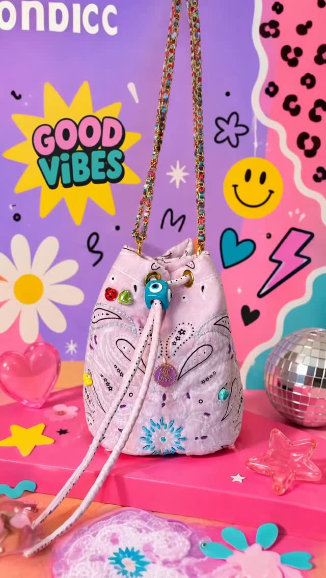 Nomad Pouch
Plongez dans l’univers fun et unique de mes sacs personnalisés ! Chaque pièce est entièrement faite à la main, avec des broderies, des patches, des détails en cuir… Tout est matelassé, coloré, et surtout, chaque création raconte son propre style. À vous de trouver celle qui vous plaît !
Sac en bandana 100% coton.
#pieceunique #bandana #artisanatfrancais #smiley #mauvaisoeil