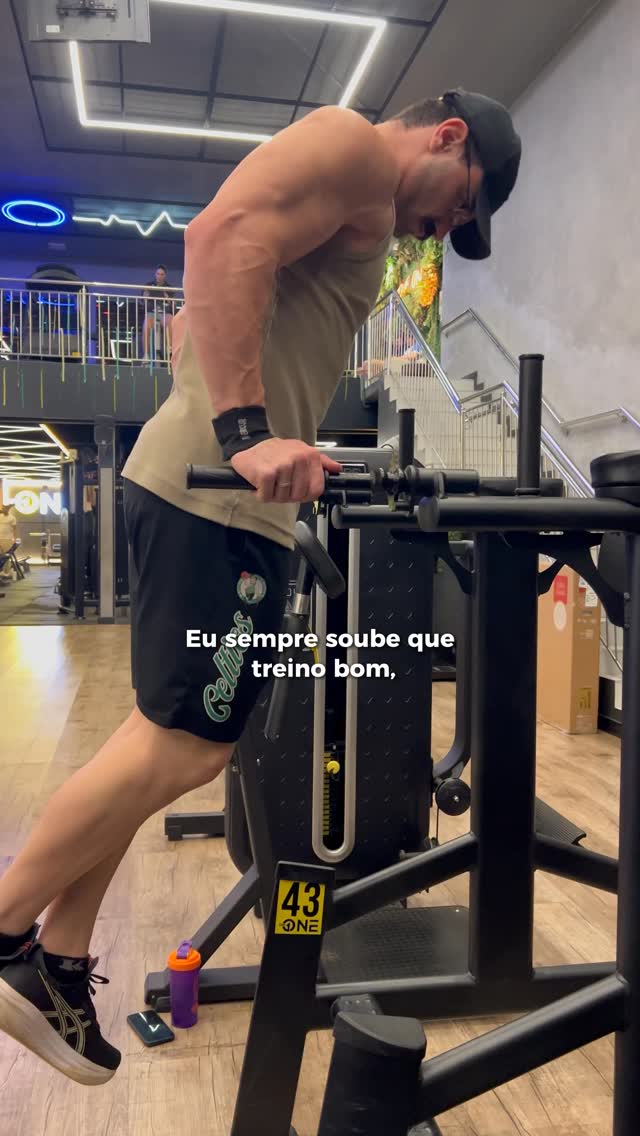 Treino inteligente não combina com adivinhação. O peso na balança é uma métrica superficial: duas pessoas com o mesmo peso podem ter realidades físicas completamente opostas, o que muda todo o direcionamento do planejamento físico.
Para estruturar um treino de alta performance focado em resultados reais seja emagrecimento, ganho de massa ou recomposição corporal, o ponto de partida é o mapeamento preciso do organismo.
O exame de DEXA atua como o padrão ouro dessa avaliação, isolando massa magra, gordura e massa óssea de forma regionalizada e sem sofrer interferências comuns de retenção hídrica.
Em cenários atuais, como o acompanhamento durante o uso de canetas emagrecedoras, essa precisão se torna ainda mais indispensável para o controle de danos e preservação da saúde muscular.
Com os dados do DEXA, o profissional que acompanha o seu treino consegue alinhar a estratégia ideal para a sua evolução, eliminando de vez os treinos genéricos.
Se você quer parar de andar às cegas com os seus resultados, mande uma mensagem no link da bio ou deixe sua dúvida nos comentários.
Personal @danielhoppe18
#iradi #institutoderadiologiadetoledo #personaltrainer #toledo #denssitometriaossea