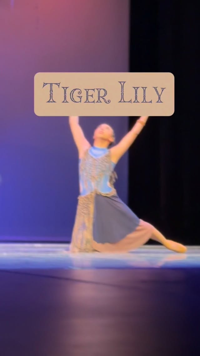 Fierce, ethereal and mythical guardian. โ๏ธ โจ
Tiger Lily is the epic blend of effortless grace and otherworldly forest spirit. She doesnโt move through the trees; she commands the entire realm of Neverland. Every leap is a strike, and every extension is a shield.
Pure magic unfolding on the stage. ๐ฒ โจ