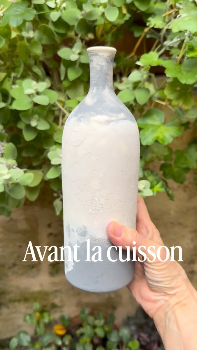 Avant ➡️ Après ✨
L’un de mes moments préférés : découvrir chaque pièce après la cuisson. Ces bouteilles à huile d’olive ont tellement de caractère, et j’adore voir leur transformation finale. 💚
céramique, poterie, avant après , fait main