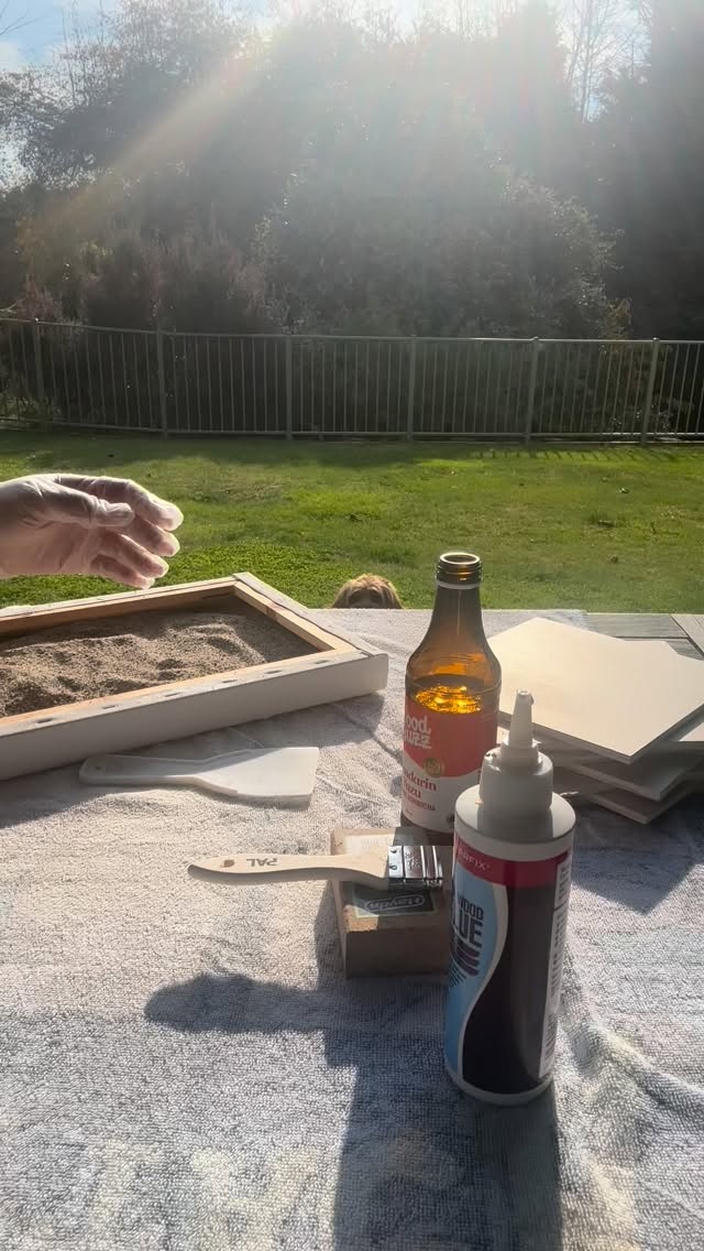Out in the sun hitting the last sand textured squares ☀️ Peep my little helper 👀🤭 #artist #workfromhome #smallbusiness #creative #aotearoa