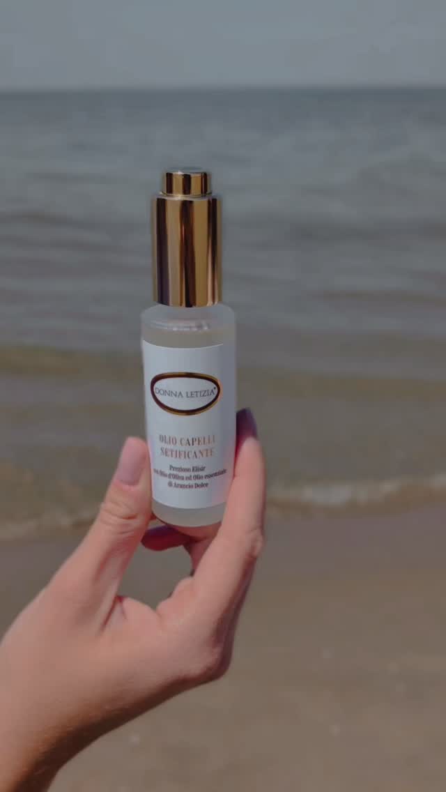 Il tipo di essenziale che in estate finisce sempre nella borsa… o nel taschino 🌞
L’olio setificante per capelli di Donna Letizia dona morbidezza, lucentezza e aiuta a controllare il crespo senza ungere.
Quel piccolo essenziale da avere sempre con te.