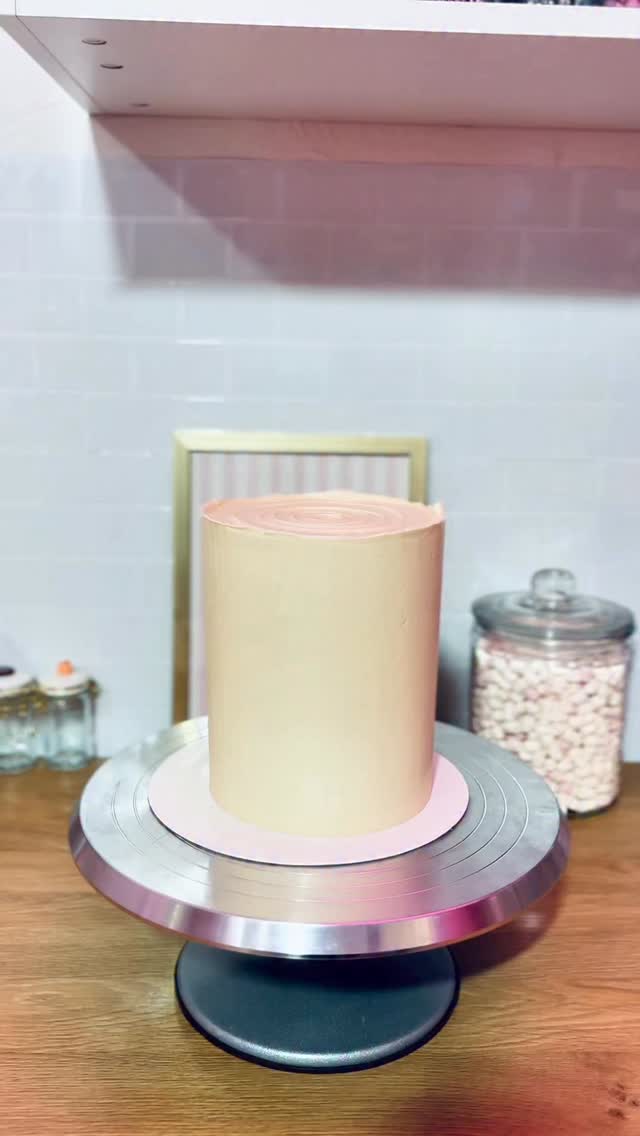 Moins de 5 minutes pour décorer ce gâteau. ⏱️
Alors selon toi :
✨ Talent ?
✨ Expérience ?
✨ Magie noire ? 😂
Et si je te disais que ce genre de techniques fait partie de ce que j’enseigne dans ma future formation ?
📩 Infos et liste d’attente via le lien en bio.
#cakedesign #cakeartist #formationcakedesign #entrepreneure #sugareventbyemma