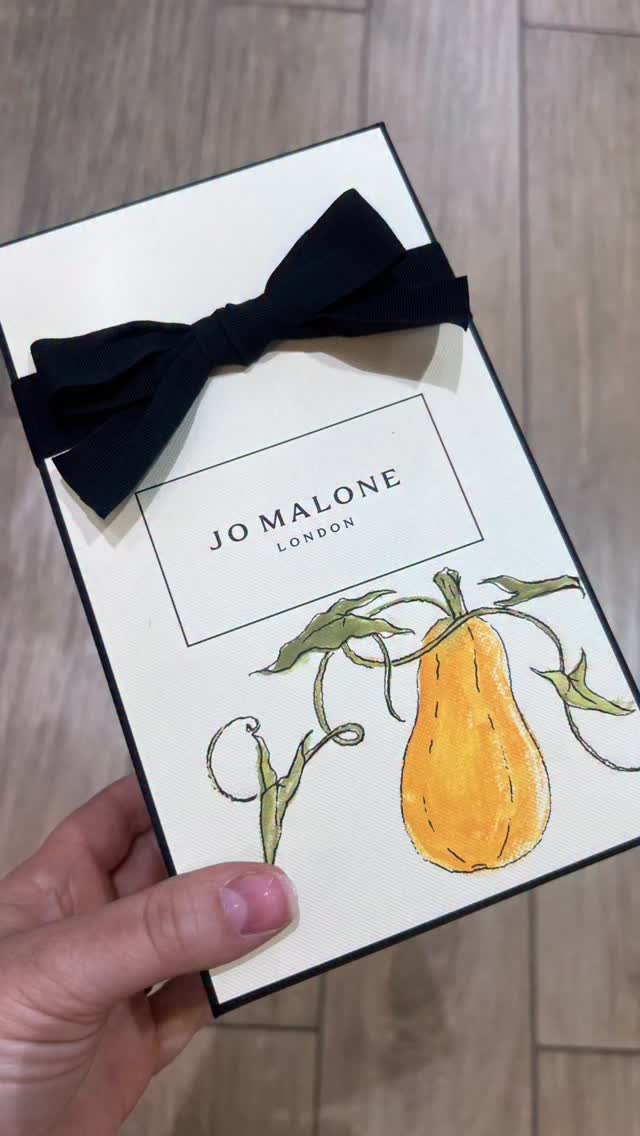 A little look at the Jo Malone London set-up at Gatwick this week ✨
Surrounded by the beautiful new Brit Collection, we’ve been painting playful vegetable illustrations and adding personalised calligraphy onto boxes for travellers passing through Duty Free.
From beetroot-inspired details to painterly squash motifs, it’s been such a joy bringing this wonderfully British collection to life through hand-painted personalisation. We love how fun, unexpected and characterful the fragrances feel and seeing people stop to watch the artwork come together has been so lovely.
We’ll be back for the next three Fridays, so if you’re travelling through Gatwick, do come and say hello 👋✨
#JoMaloneLondon #BritCollection #GatwickAirport #LuxuryRetail