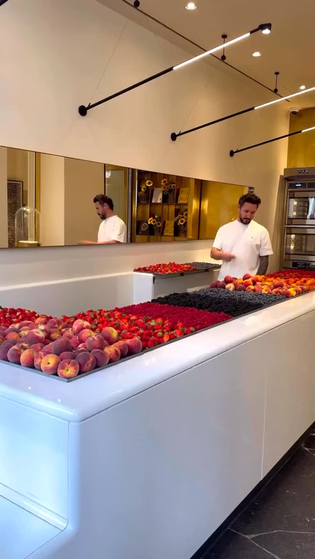 @cedricgrolet 🎂🍋🌟 French pastry artist celebrated for creating hyper-realistic desserts that look just like fresh fruit. His mastery redefines modern pâtisserie, earning him top honors including Best Pastry Chef by Le Chef Magazine (2015) and recognition from The World’s 50 Best Restaurants (2018).
Remix @artviralunion