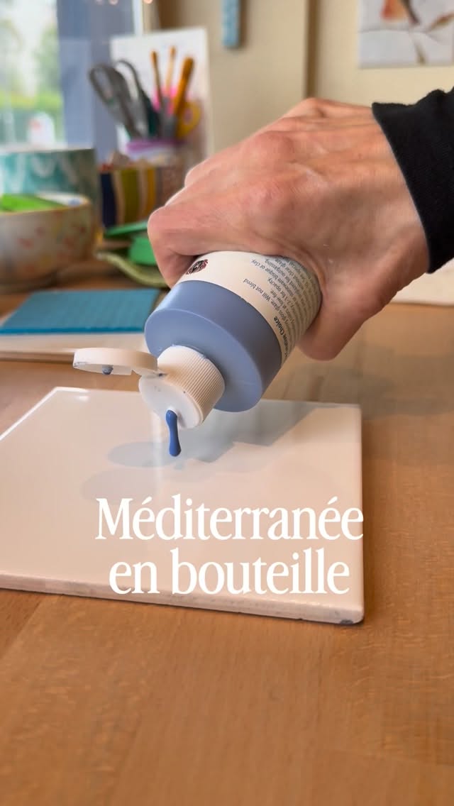 L’une de mes pièces préférées ❤️
J’adore les couleurs de cette bouteille à huile d’olive et son esprit méditerranéen.
Fabriquée à la main dans le sud de la France, elle est disponible en deux tailles à l’atelier, ainsi que cette sérigraphie.
Envie de créer la vôtre ? Rendez-vous chez Planète Céramique.