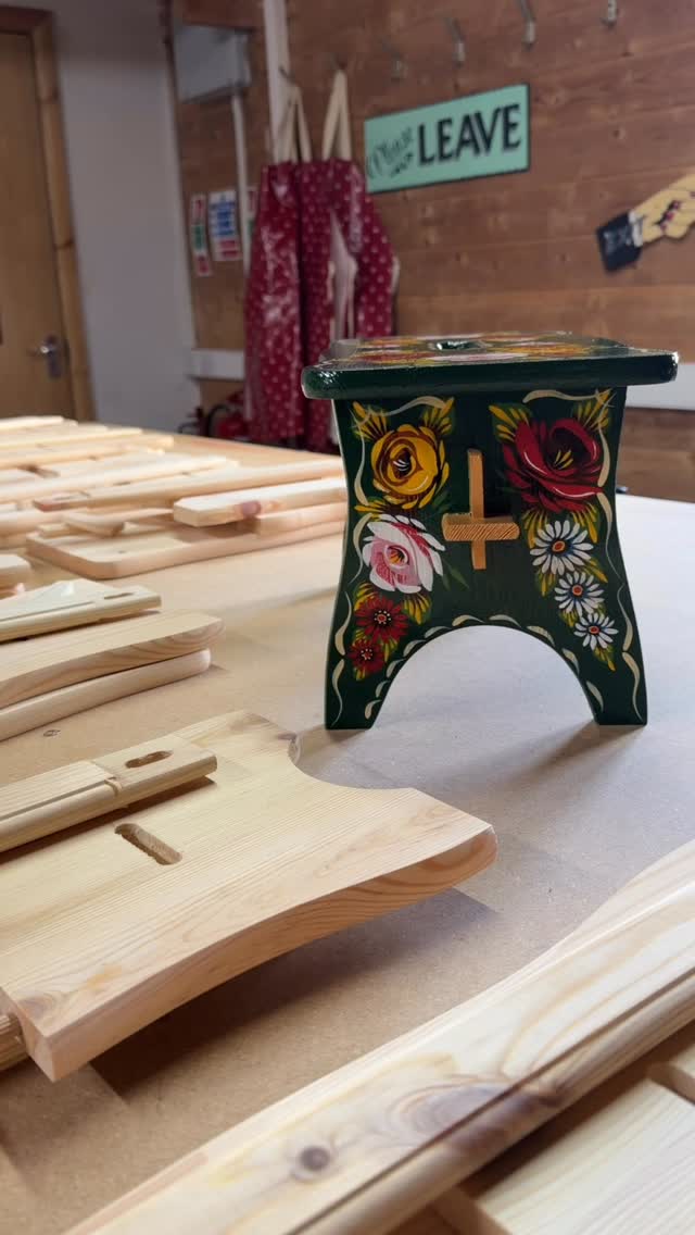Prepping for the next canal art stool course.
Each stool is put together by hand, primed, and painted with several coats of your chosen background colour.
🤪🤪🤪💪🏻
#roses #crafts #handpainted #heritagecrafts #canal