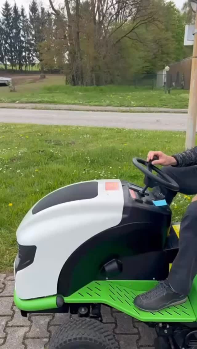 Ob Sitzrasenmäher von Etesia oder handgeführte Modelle: Bei uns findest du Maschinen für effizientes Arbeiten. Für Gemeinden, Hauswartungen, Sportplätze und Betriebe, die nicht lange um den Rasen herumreden, sondern ihn mähen wollen.
Robust, zuverlässig, stets einsatzbereit und auf Wunsch 100 % elektrisch. 🌱
Wir beraten dich gerne.