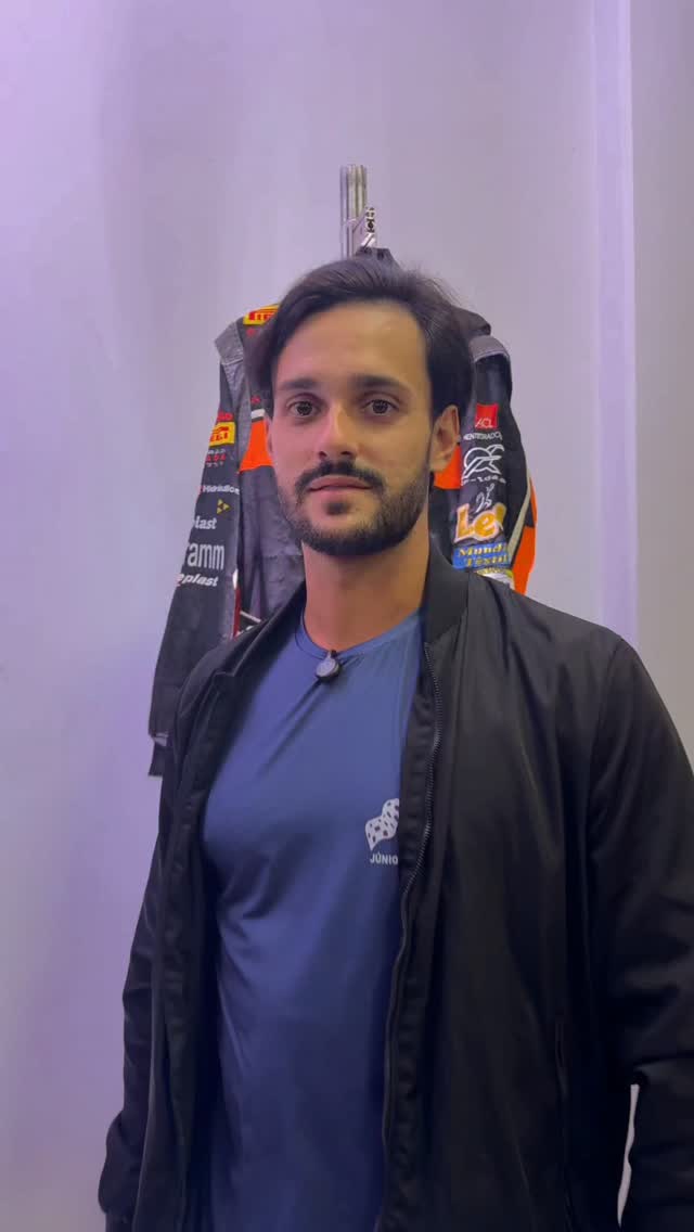 Alguns lugares recebem corridas. Outros ajudam a construir o futuro do automobilismo e foi assim que o ACIC Gestão Mais — “Do Pit Stop ao Pódio”, ganhou voz no dia de ontem🏁🔥
Ver um nome da Stock Car como @gcasagrande ao lado do presidente @hianjose falando sobre a importância desse kartódromo mostra o tamanho do que está começando aqui.
Não é só asfalto.
Não é só velocidade.
É legado. É base. É onde os próximos sonhos vão largar.
No fim, toda grande história do automobilismo começa exatamente assim: com gente apaixonada, motores ligados e uma pista pronta pra mudar vidas. 🔥
Captação: @eulauramel0
#JuniorKartClube #StockCar #GabrielCasagrande #Motorsport #Kart