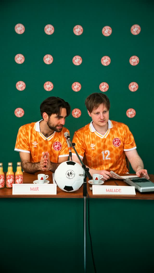 talking to the press present about »Mar Malade Football Club«, especially the song »Fever«.
#marmaladefootballclub
Video by @manuelmeinhardt_dp