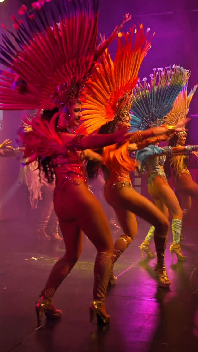 Como uma companhia que representa o samba fora do Brasil, não consideramos esse imenso privilégio e honra como algo garantido. Não é “apenas” uma dança ou “apenas” uma fantasia. Treinamos juntos semanalmente como companhia e educamos nossos dançarinos sobre a verdadeira arte e cultura do samba, mas também fazemos o possível para educar nossos clientes sobre o significado do samba, apresentando nossos espetáculos de uma forma culturalmente autêntica, tanto quanto possível.
Reconhecemos que somos privilegiados por sermos pagos para fazer shows de samba em um país fora do Brasil, enquanto os próprios artistas do coração do samba no Rio não têm as mesmas oportunidades. Retribuímos ajudando-os a fazer turnês pela Europa para ensinar samba e fazendo com que nossos dançarinos paguem por aulas. É o mínimo que podemos fazer para retribuir a esses artistas que nos deram tanto.
Não basta apenas dizer que você respeita o samba. Você também precisa praticar o que prega.
O vídeo acima é de um espetáculo que apresentamos em novembro passado em Londres para uma plateia lotada sobre a história do samba. Todos os 25 artistas trabalharam incansavelmente e de graça durante meses para realizar este espetáculo. Fizemos tudo de forma totalmente independente, sem qualquer financiamento, e toda a renda arrecadada foi destinada ao pagamento do próprio espetáculo. Fizemos isso com paixão e orgulho para apresentar esta arte que amamos e para educar o público britânico sobre o que é o samba de verdade.
E esperamos continuar fazendo isso. Obrigado pelo seu apoio e fiquem atentos! 🙏🏽❤️
#samba #brazilianfantasy #carnaval #passistas #dança
