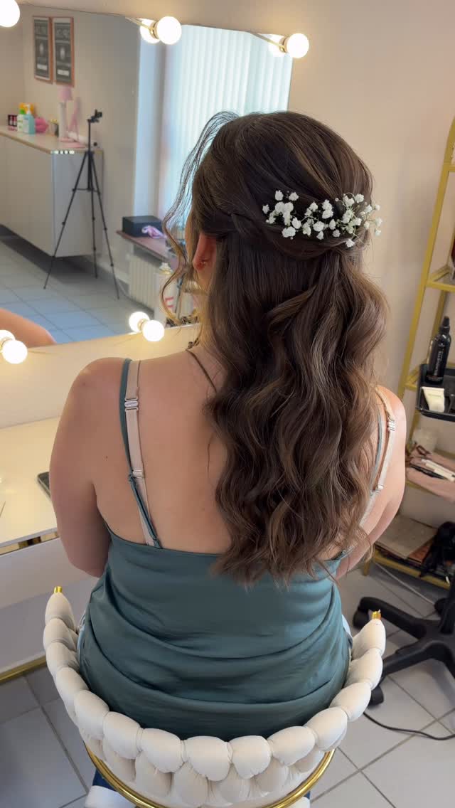 Nicht jedes Styling muss laut sein, um zu wirken. 🤍
Manchmal sind es die weichen Wellen, die zarten Akzente und ein Make-up, das die natürliche Schönheit unterstreicht, die den größten Unterschied machen.
Genau solche Looks liebe ich:
zeitlos, feminin und so gestaltet, dass man sich selbst noch erkennt – nur in der schönsten Version von sich selbst. ✨
Wie wichtig ist dir bei einem Styling Natürlichkeit?
#brautstylingsalzburg
#brautstylistin
#bridalhairgoals
#bridalmakeupartist
#brautfrisur